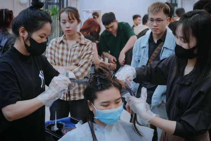 Học viên thực hành tại Cao Gia Lộc Hair Academy
