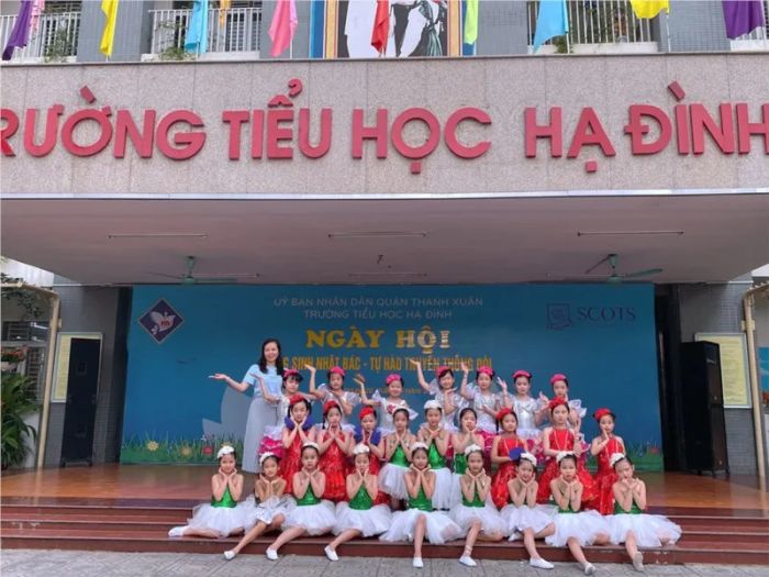 Hình ảnh đầu tiên về Trường Tiểu học Hạ Đình - không gian xanh mát với cơ sở vật chất hiện đại, tạo môi trường học tập lý tưởng cho học sinh.