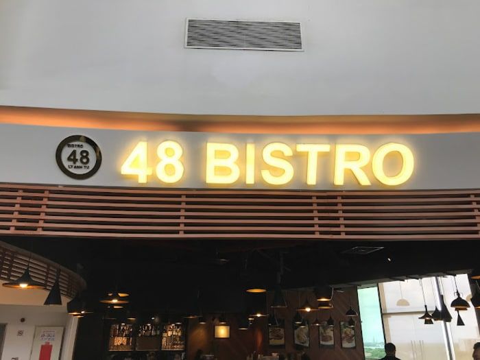 48 Bistro – Nhà hàng nổi bật với món bò bít tết ngon tuyệt.