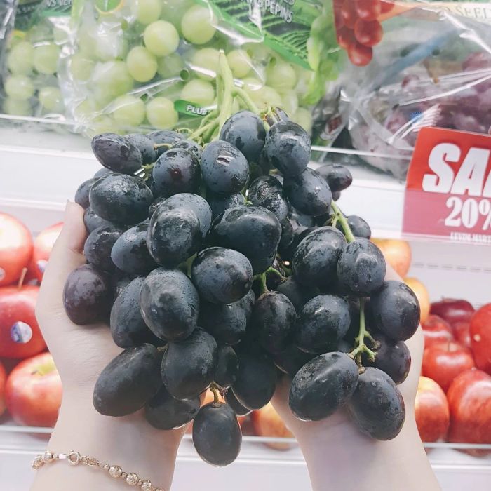 Góc trưng bày thực phẩm nhập khẩu cao cấp tại Levim Mart