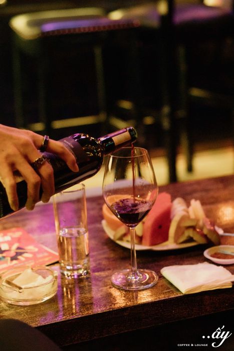 Sân khấu nhạc sống tại Ấy Lounge