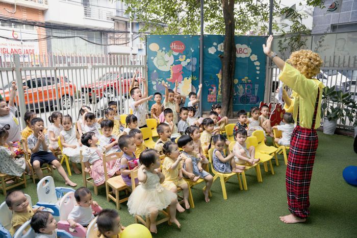 Bộ ảnh thứ hai ghi lại những khoảnh khắc đáng yêu tại trường mầm non song ngữ American Montessori School AMSS
