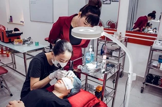 Khóa học nối mi tại World Nail School