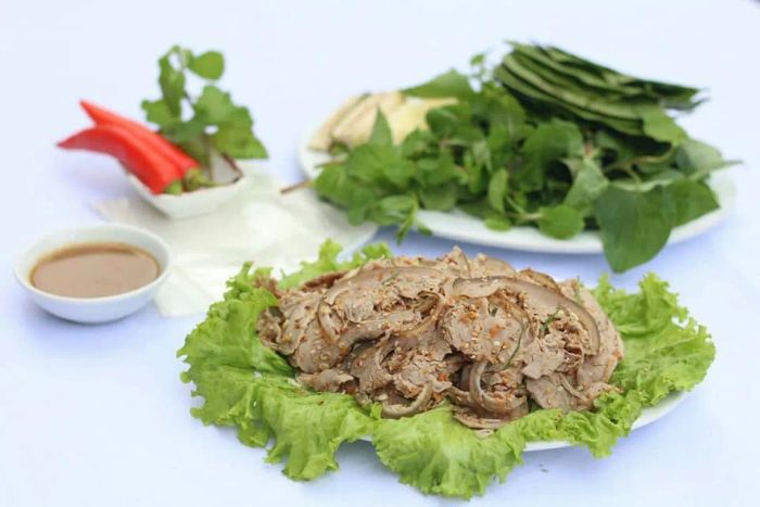Hình ảnh không gian ấm cúng tại Nhà hàng dê núi Đông Giang