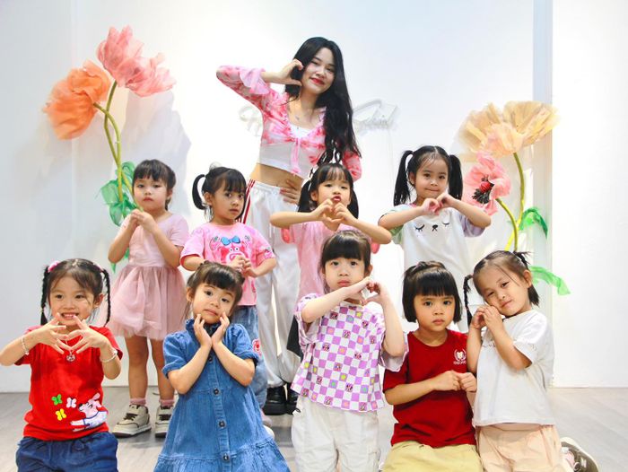 Giờ học nghệ thuật đầy hứng khởi tại Happy Art School