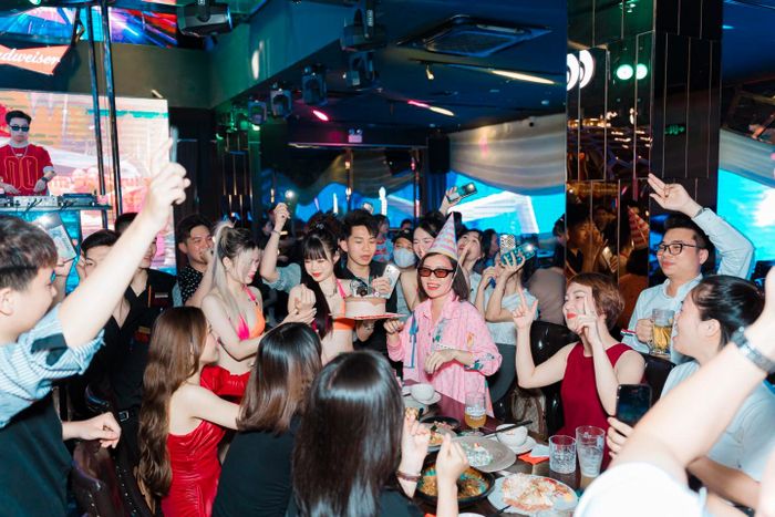 Sân khấu cầu kính ấn tượng tại Z66 Beer Club