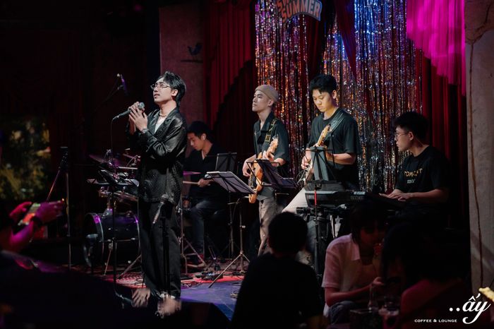 Không gian ấm cúng tại Ấy Lounge