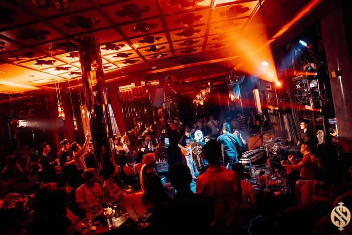 Quầy bar hiện đại tại SI Cuisine & Mixology