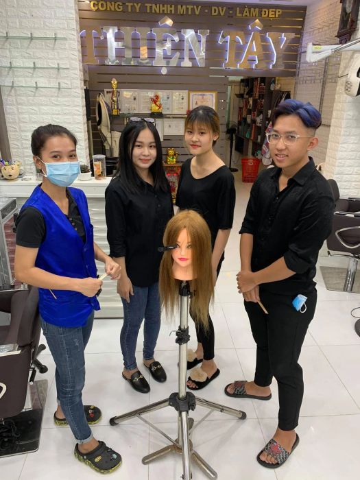 Hình ảnh học viên thực hành tại Hair Salon Thiện Tây