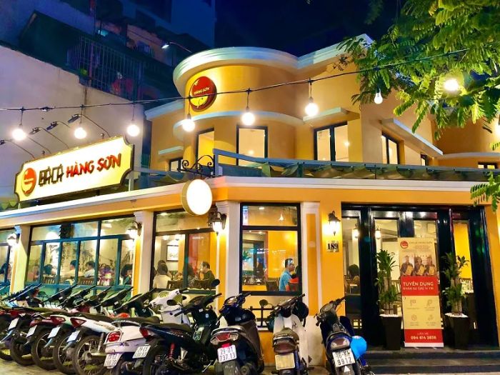 Nhà hàng được thiết kế với phong cách chủ đạo là sắc vàng nổi bật
