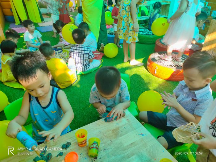Sunshine Quảng Ngãi luôn khuyến khích trẻ học hỏi qua trải nghiệm và trò chơi, phát huy khả năng sáng tạo. Trẻ em tại đây luôn được yêu thương và chăm sóc trong một môi trường giáo dục tự do, nơi mỗi cá nhân được tôn trọng và phát triển theo cách riêng của mình.