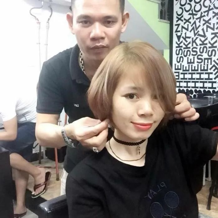 Hình ảnh giảng viên hướng dẫn thực hành tại Salon & Academy Quang Lượng