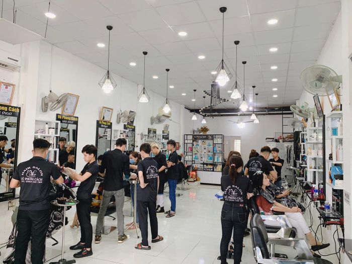Hình ảnh học viên thực hành kỹ thuật tạo mẫu tại Salon Vũ Phong Cách