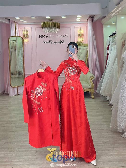 Đăng Thành Studio, địa chỉ cho thuê áo dài cưới hỏi nổi tiếng tại TP. Bến Cát, luôn mang đến những bộ sưu tập áo dài ấn tượng, giúp cô dâu tự tin tỏa sáng trong ngày trọng đại.