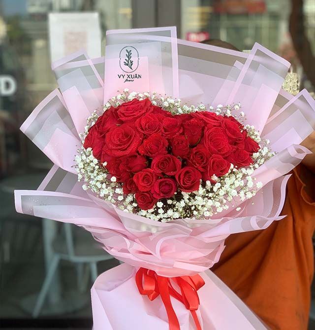 Tiệm hoa Vy Xuân tọa lạc tại Quận 7, TP.HCM, mang đến những sản phẩm hoa tươi chất lượng cao, phục vụ mọi nhu cầu của khách hàng.