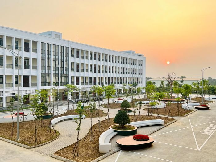 Toàn cảnh khuôn viên rộng lớn với những cánh đồng thực nghiệm xanh mướt của Học viện Nông nghiệp Việt Nam