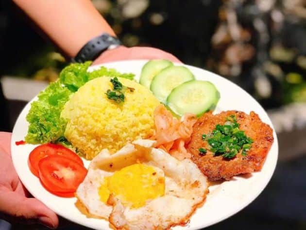 Cơm tấm Thủ Đức không chỉ ngon mà còn rất hợp túi tiền, bạn sẽ dễ dàng tìm thấy những quán cơm chất lượng với giá cả hợp lý.