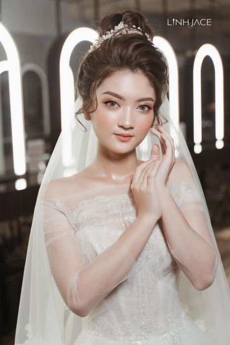 Tác phẩm make-up 'nền tráng gương' đỉnh cao từ Linh Jace