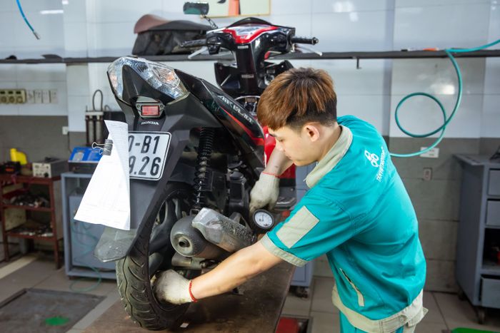 Hình ảnh thực tế về dịch vụ sửa chữa ô tô chuyên nghiệp tại Tân Việt Sửa Xe