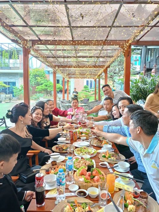 Thực khách thưởng thức ẩm thực tại nhà hàng (Ảnh 2)