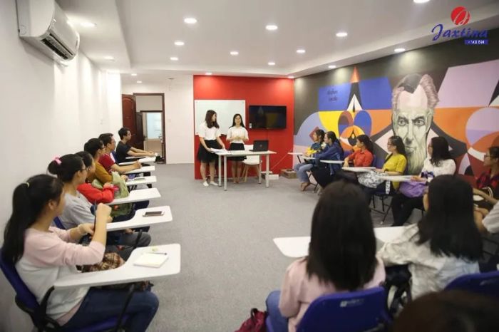 Hình ảnh lớp học đầy năng lượng tại Jaxtina English Center