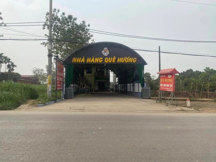 Không gian ấm cúng tại Nhà hàng Quê Hương