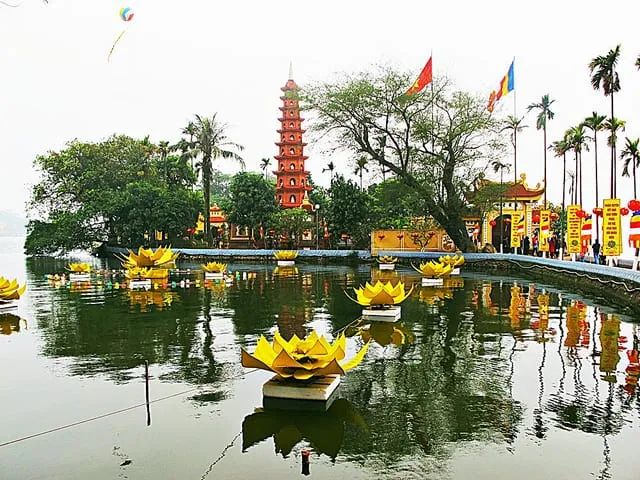 Ảnh 1: Toàn cảnh chùa Trấn Quốc - Kiệt tác kiến trúc Phật giáo soi bóng Hồ Tây
