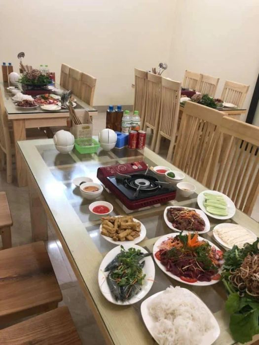 Khách đặt bàn tại nhà hàng – ảnh minh họa