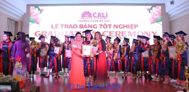 Trường thẩm mỹ CALI Beauty Academy cam kết hỗ trợ học viên tìm kiếm cơ hội nghề nghiệp sau khi tốt nghiệp.