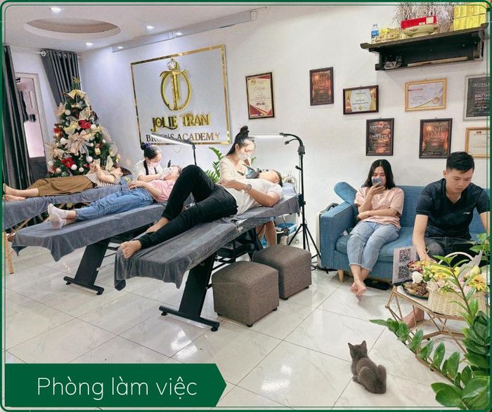Không gian sang trọng và tiện nghi tại Jolie Beauty & Academy