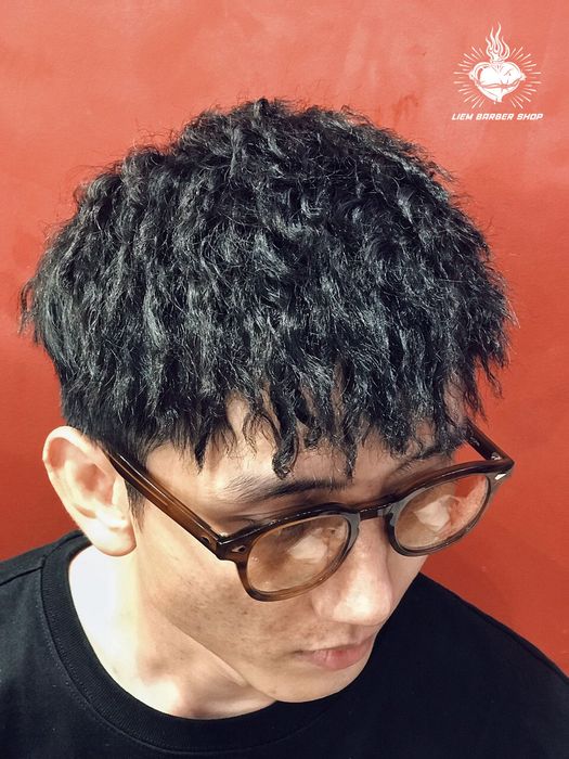 Nghệ thuật tạo hình tóc đậm chất Chicano tại Liem Barber Shop