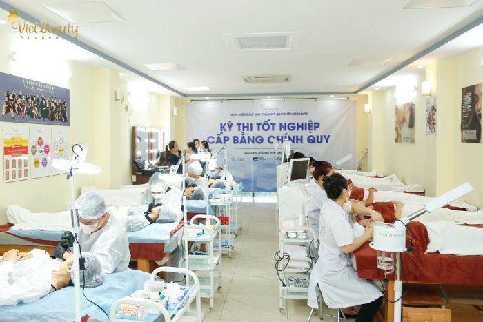 Hình ảnh thực tế về quy trình đào tạo chuyên nghiệp tại VietBeauty Academy