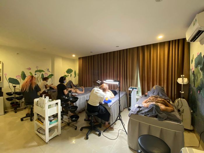 Hình ảnh thực tế quy trình chăm sóc da chuyên nghiệp tại Huyền Spa