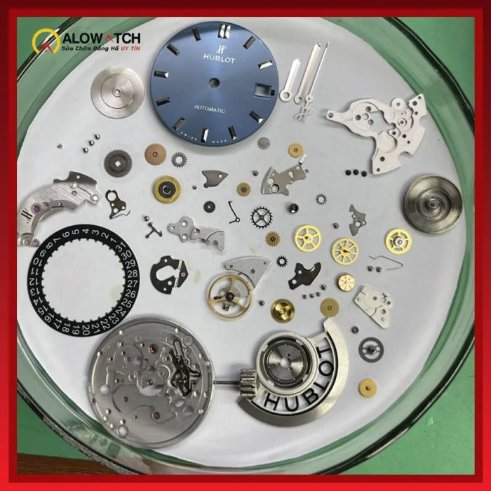 Hình ảnh 2 - Kỹ thuật viên Alowatch thực hiện thao tác sửa chữa chính xác