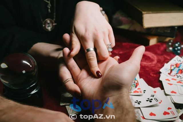 Cô Hồng - Chuyên gia bói toán nổi tiếng tại Sài Thành