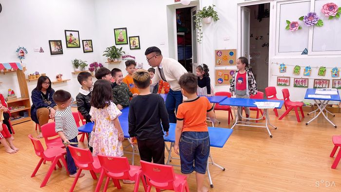 Hình ảnh học viên Ocean Edu tự tin thuyết trình bằng tiếng Anh trong không gian học tập đẳng cấp quốc tế