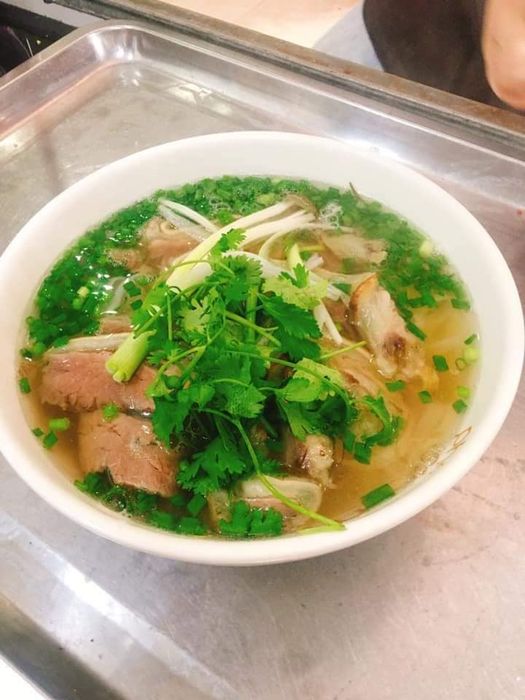 Không gian ấm áp và tô phở đẹp như tranh tại Phở Chum