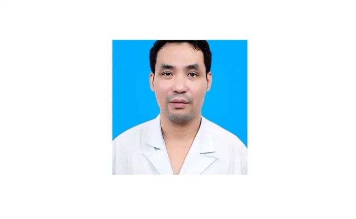 TS.BS Vũ Mạnh Hùng trong buổi khám bệnh