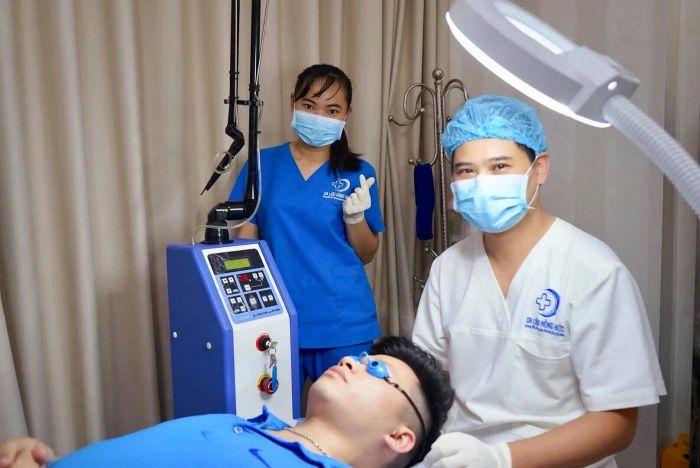 Không gian khám chữa bệnh hiện đại tại Phòng Khám Da Liễu Hồng Đức - Ảnh 1