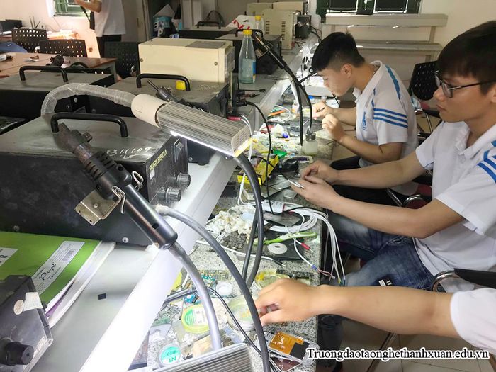 Học viên thực hành tại xưởng đạt chuẩn của Học viện