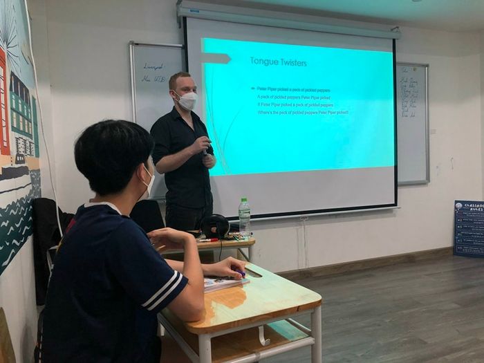 Hình ảnh học viên ETC tham gia hoạt động ngoại khóa phát triển kỹ năng mềm cùng giáo viên bản ngữ