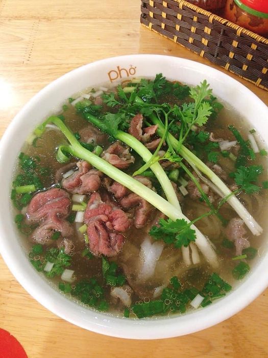 Tô phở bò tái chín - Kiệt tác ẩm thực từ Phở Chum