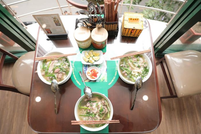 Tô phở bò tái đặc trưng tại Nhà hàng Phở Thanh Hà