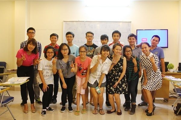 Hình ảnh lớp học tương tác tại Aten English với giáo viên bản ngữ và học viên trong giờ thực hành phát âm chuẩn Mỹ