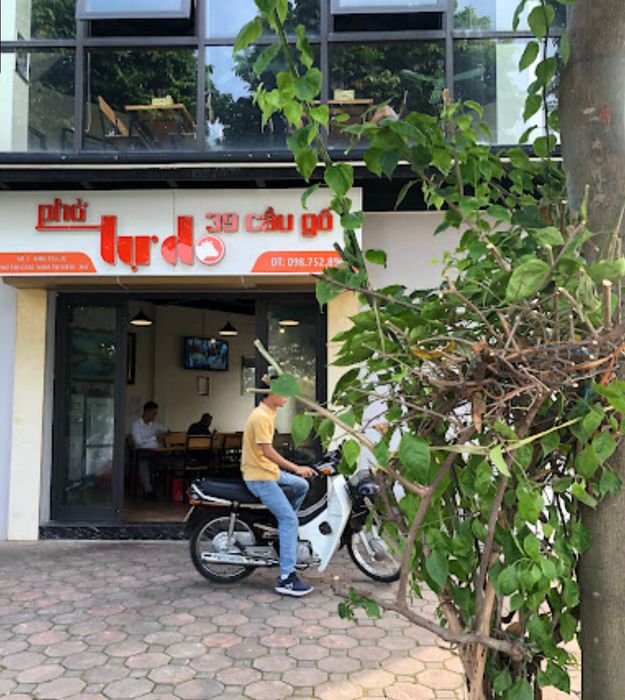 Không gian ấm cúng và tô phở đặc trưng tại Phở Tự Do 39 Cầu Gỗ