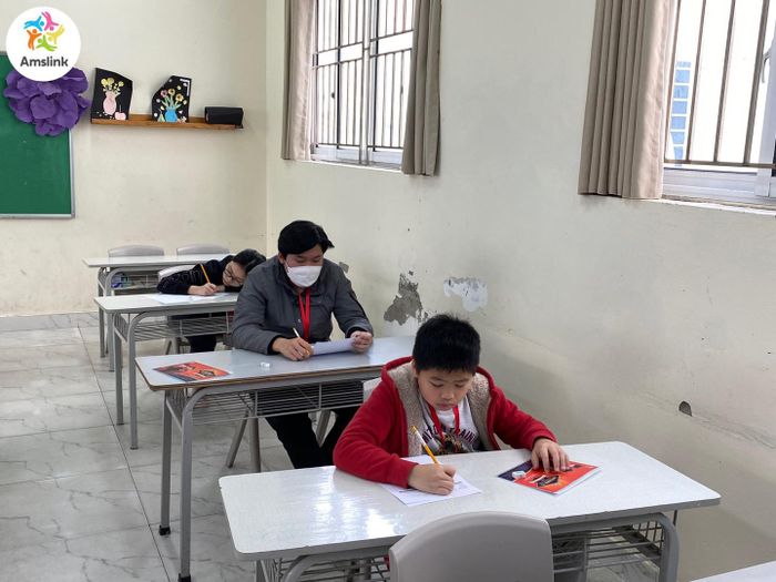 Khoảnh khắc học viên Amslink tương tác cùng giáo viên bản ngữ trong giờ học sinh động đầy tiếng cười