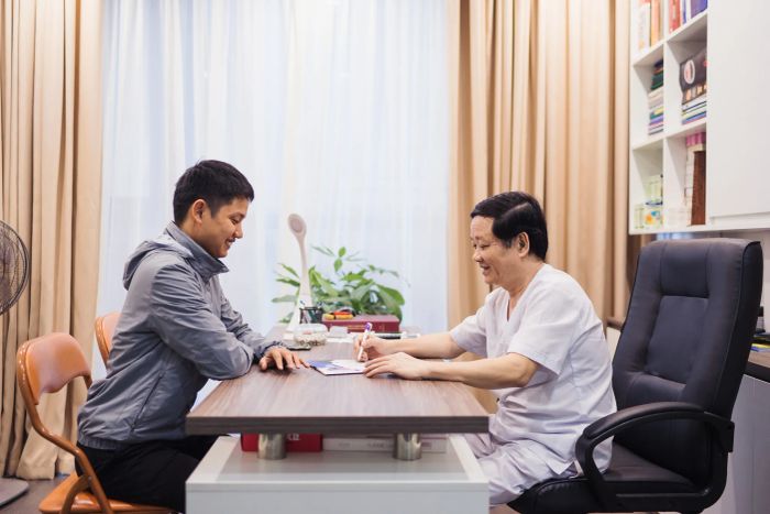 BS Phạm Hồng Lãnh trong buổi khám bệnh tại phòng khám