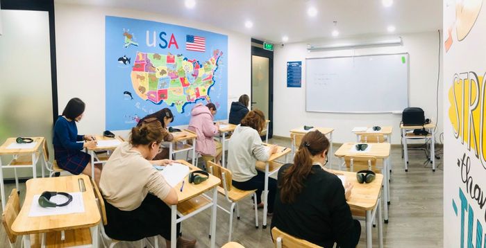 Hình ảnh lớp học tương tác tại ETC với không gian mở, trang thiết bị giảng dạy hiện đại