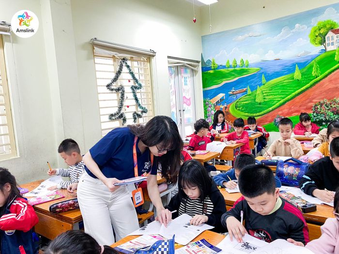 Hình ảnh tòa nhà Amslink English Center với thiết kế hiện đại, không gian học tập lý tưởng được bao phủ bởi cây xanh
