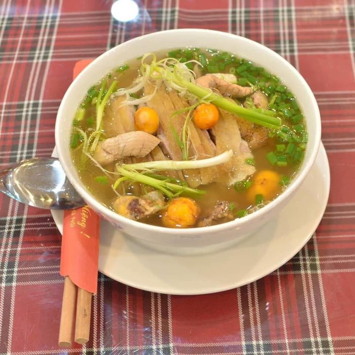 Phở Gà Châm - Không gian ấm cúng đậm chất truyền thống